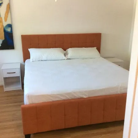 5 Bedroom And 3 Bathroom Large Home To Share Private Room/Bath